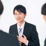 グループディスカッションをする学生