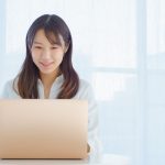 パソコンを操作するイビジネスパーソン