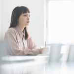 やりたいことを考えている学生のイメージ