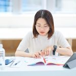 自己分析をする学生のイメージ