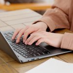 自己分析ノートを作成している学生の手元