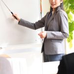 ホワイトボードを使って説明するビジネスパーソンのイメージ