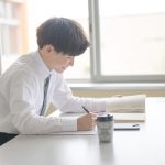 他己分析について調べている学生ーのイメージ