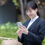 スマートフォンでメールの返信をしている様子