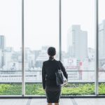 ビル群を眺めている人