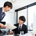 インターンシップに参加している学生に仕事を伝えるビジネスパーソン