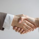 ビジネスパーソンが握手を交わす