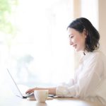 エントリーシートをパソコンで作成する学生