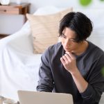就活準備についてパソコンで情報収集をしている学生
