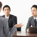 面接で就活の軸について答える学生のイメージ
