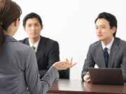 面接で就活の軸について答える学生のイメージ