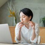 インターンシップの感想文を考えている学生のイメージ