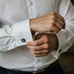 ワイシャツの袖を整える手元