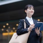 スケジュール帳を確認する学生