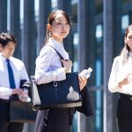 夏場にオフィス街を歩いている人たちの様子