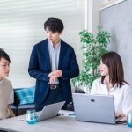 楽しく仕事をする3人のビジネスパーソン