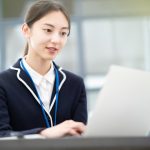 ノートパソコンの前でガクチカを考えている学生のイメージ