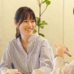 長所について話しあう学生たちのイメージ