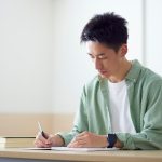 教室で勉強をする学生