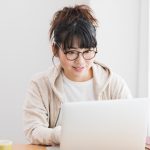 インターンシップの志望動機を考えている学生のイメージ