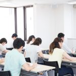 試験を受ける学生たち