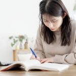 自宅で勉強をする学生