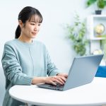 SPI受検のために準備をしている学生のイメージ