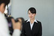 証明写真を撮影するスーツの女性