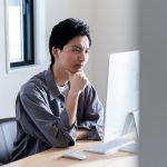 インターンシップ参加のキャンセル連絡の文面を考えている学生のイメージ