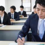 説明会に参加して話を聞く人たち