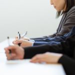 筆記試験を受ける人たち