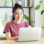 パソコンでSPI受検の準備をする学生のイメージ