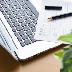 インターンシップの申し込み準備をしている机の上のイメージ