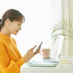 パソコンやスマートフォンをチェックしている様子