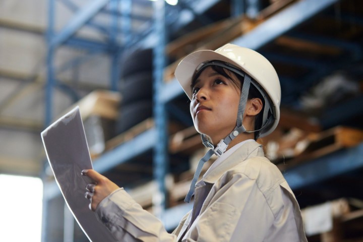 工場内で点検を行う作業員