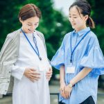 妊娠中の社員と話す同僚