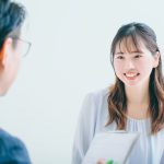 面接を受ける学生