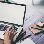 パソコンを使って仕事をする人の手元