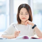 テキストで勉強する学生