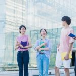 キャンパス内で話をする学生たち