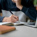 カフェでスケジュール調整をする人の手元