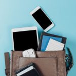 タブレットやスマートフォン、ノートなどが入った鞄