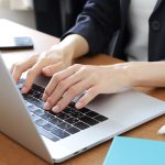 パソコンを使って仕事をする人の手元