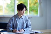 家のリビングで勉強する学生