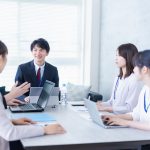 ミーティング中の会社員のイメージ