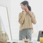 自宅で出かける支度をする学生