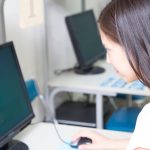 パソコンテストを受ける学生