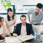 ミーティング中の会社員のイメージ