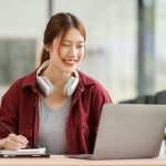 カフェで勉強をする学生