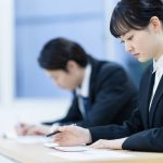 試験を受ける学生